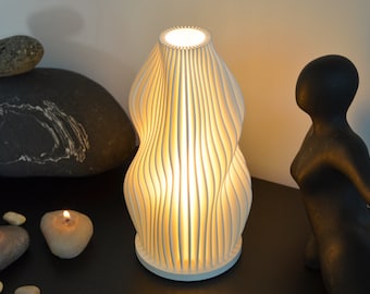 Moderne weiße Tischlampe | Hurrikan-inspiriertes Design | LED Wohnkultur