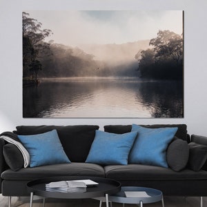 Morgennebel im Royal National Park - Peaceful Lac Wandkunst, Morgen Wanddekoration, Einzigartige Landschaftsfotografie, Landschaftsfoto