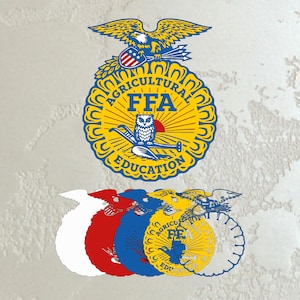 Op de afbeelding: Een geel, blauw en wit FFA-embleem met een adelaar bovenaan. Het embleem bevat de woorden "AGRICULTURAL FFA EDUCATION" en een uil. Onder het embleem bevinden zich drie gekleurde vormen.