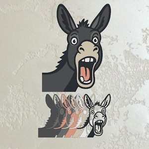Könnte beinhalten: Cartoon-Illustration eines Esels mit weit geöffnetem Mund in überraschtem Ausdruck. Darunter eine Reihe von Eselkonturen in verschiedenen Farben und Stilen, die einen geschichteten Effekt erzeugen. Der Esel ist hauptsächlich grau mit einer beigen Schnauze und rosa Zunge.