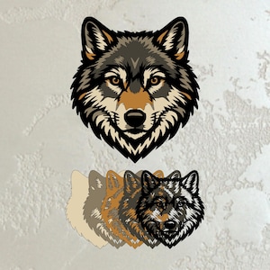 Puede incluir: Ilustración detallada de una cabeza de lobo, con una paleta de colores negro, gris y marrón. El pelaje del lobo está intrincadamente diseñado, con líneas nítidas y sombreado. Debajo, una serie de contornos descoloridos de cabezas de lobo en varios colores.