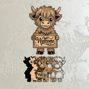 Könnte beinhalten: Ein braunes Cartoon-Highland-Rind hält ein Holzschild mit dem Wort "Welcome". Das Rind hat ein flauschiges braunes Fell, kleine Hörner und große Augen. Das Bild zeigt auch eine Reihe ähnlicher Kuhdesigns.