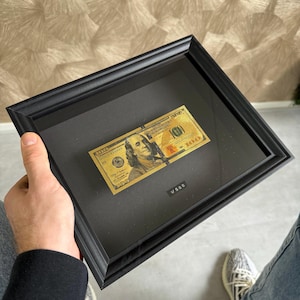Marco de fotos dorado con diseño de billetes de 100 dólares | Arte con dinero | Decoración del hogar | Arte para la oficina | Arte de pared | Arte motivacional | Arte de lujo | Arte con dólares | Hecho a mano | Regalo