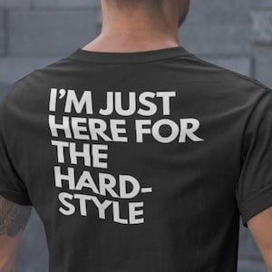 Könnte beinhalten: Schwarzes T-Shirt mit weißem Text, der "Ich bin nur hier für den Hardstyle." lautet.