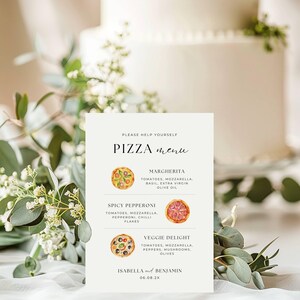 Op de afbeelding: Een pizzamenu kaart met aquarel illustraties van Margherita, Spicy Pepperoni en Veggie Delight pizza's. Het menu bevat ingrediënten en de namen Isabella en Benjamin met een datum.