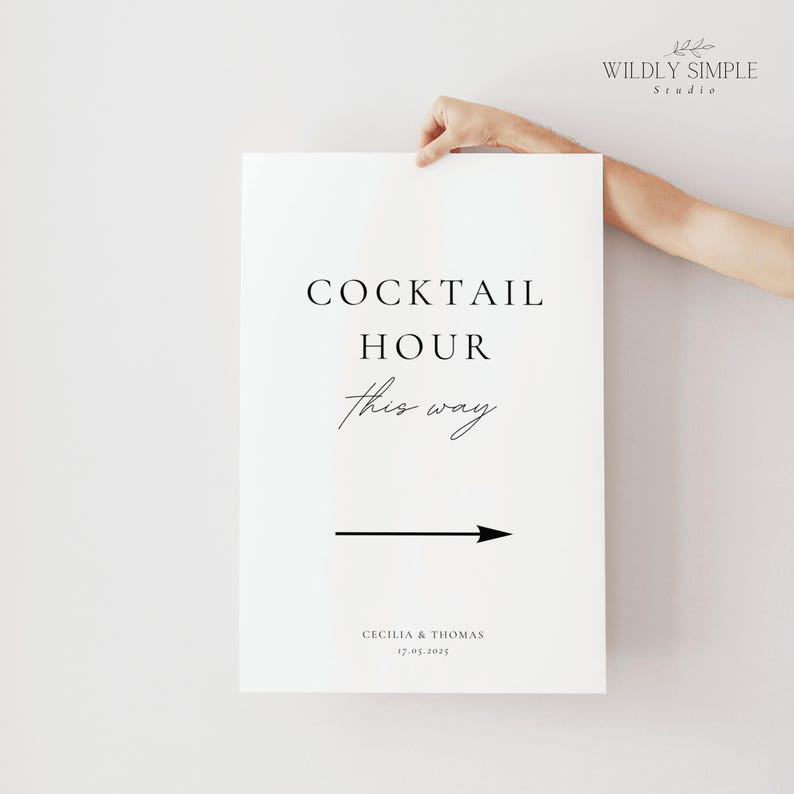 Może przedstawiać: Biały znak z czarnym tekstem, na kt&oacute;rym widnieje napis "Cocktail Hour This Way" z czarną strzałką wskazującą w prawo. Znak zawiera r&oacute;wnież tekst "Cecilia & Thomas 17.05.2021".