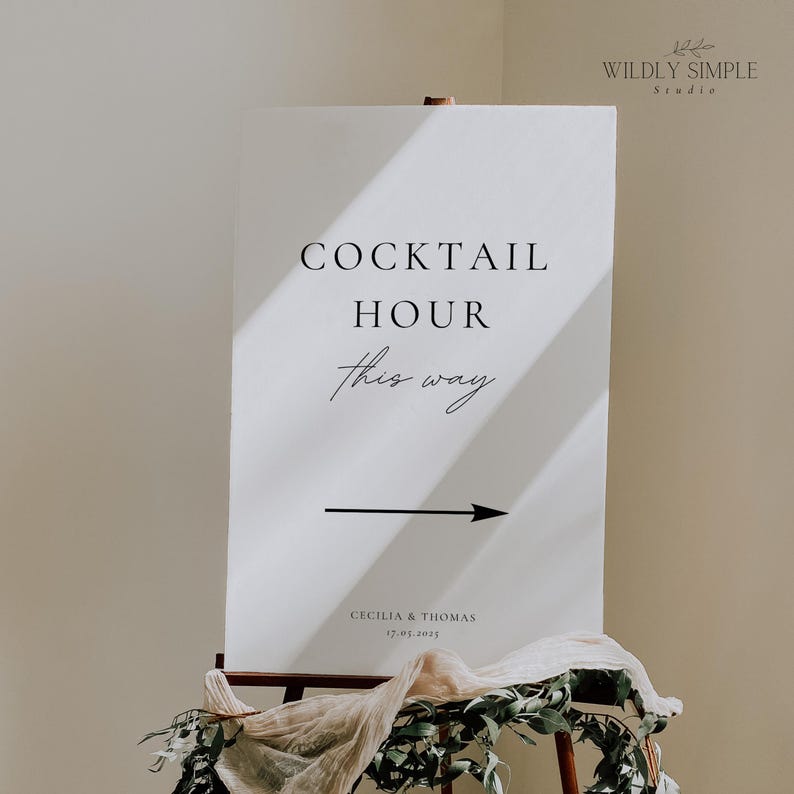 Może przedstawiać: Biały znak z czarnym tekstem, kt&oacute;ry brzmi "Cocktail Hour This Way" z czarną strzałką wskazującą w prawo. Znak zawiera r&oacute;wnież tekst "Cecilia & Thomas 17.07.2023".