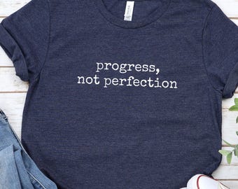 Koszulka unisex Progress Not Perfection, koszulka z motywacją, koszulka z pozytywnym cytatem, odzież do ćwiczeń