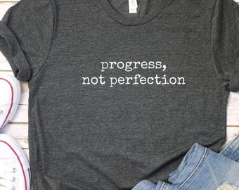 Koszulka motywacyjna Progress Not Perfection, koszulka z motywacją, koszulka z pozytywnym cytatem, odzież dodająca sił, odzież fitness