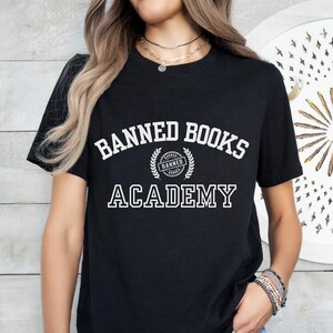 Banned Books Shirt | Banned Bücher Akademie Shirt | Ich bin mit dem Bannenden | Leseratte | Süßes Bücherwurm-Shirt | Buchliebhaber Geschenk | Verbotene Bücher