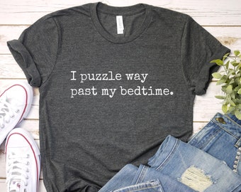 Camiseta de rompecabezas divertida: «Hago rompecabezas mucho después de mi hora de dormir» - Corte unisex