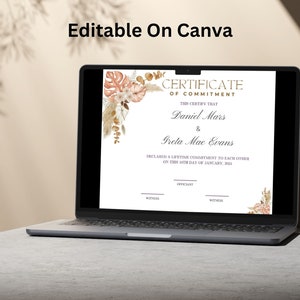 K&ouml;nnte beinhalten: Ein Laptop zeigt eine Verpflichtungsurkunde mit floralen Akzenten. Die Urkunde lautet "Certificate of Commitment" und enth&auml;lt Namen und ein Datum. Der Text "Editable On Canva" befindet sich oben im Bild.