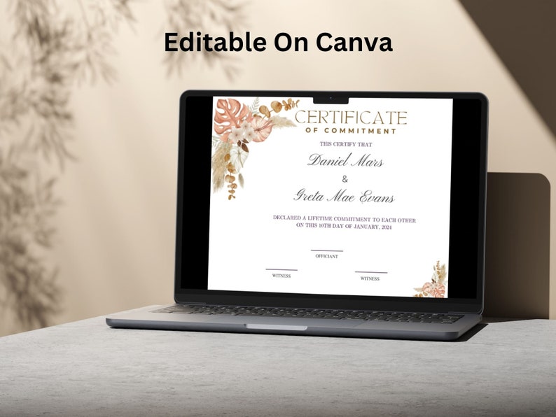 K&ouml;nnte beinhalten: Ein Laptop zeigt eine Verpflichtungsurkunde mit floralen Akzenten. Die Urkunde lautet "Certificate of Commitment" und enth&auml;lt Namen und ein Datum. Der Text "Editable On Canva" befindet sich oben im Bild.