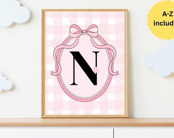Arte de pared con inicial de lazo para niñas, impresión de guardería con lazo rosa, letra personalizada, arte para habitación de niña, decoración de pared infantil con fondo de cuadros