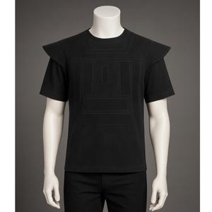 以下が含まれることがあります： 胸と肩に幾何学模様が施された黒いTシャツ。半袖のトップスはクルーネックです。デザインはより濃い黒色で、微妙なコントラストを生み出しています。Tシャツはマネキンに展示されています。