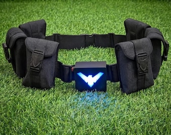 Nightwing Spacer Gürtel mit blauer LED-Schnalle - Funktionales Cosplay Kostüm Accessoire
