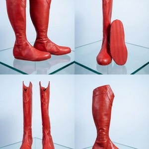 K&ouml;nnte beinhalten: Vier Bilder von roten kniehohen Stiefeln. Die Stiefel haben eine flache Sohle und ein markantes Design am oberen Rand. Sie bestehen aus einem glatten Material und werden auf einer Glasoberfl&auml;che pr&auml;sentiert. Die Stiefel sind in einem leuchtenden Rot gehalten.