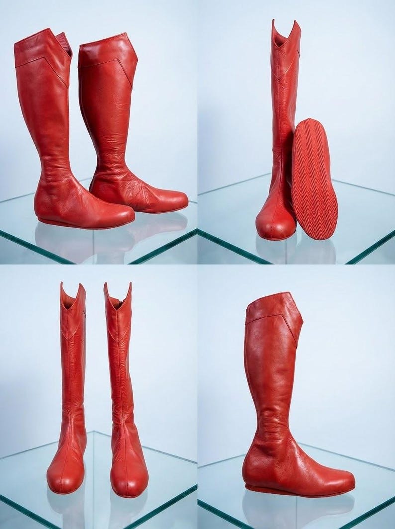 K&ouml;nnte beinhalten: Vier Bilder von roten kniehohen Stiefeln. Die Stiefel haben eine flache Sohle und ein markantes Design am oberen Rand. Sie bestehen aus einem glatten Material und werden auf einer Glasoberfl&auml;che pr&auml;sentiert. Die Stiefel sind in einem leuchtenden Rot gehalten.