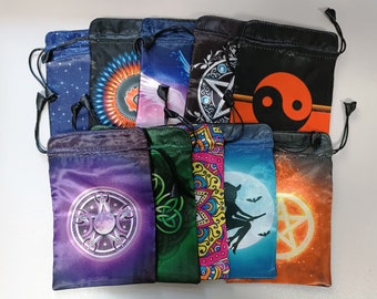 Puede incluir: Surtido de 10 bolsas de cordón de colores con varios diseños, incluyendo un símbolo yin yang, un pentagrama, una luna y un nudo celta. Las bolsas están hechas de satén y tienen un cierre de cordón.