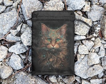 Puede incluir: Una bolsa negra de cordón con una ilustración colorida de la cara de un gato en la parte delantera. El gato tiene ojos verdes y pelaje marrón con detalles intrincados.