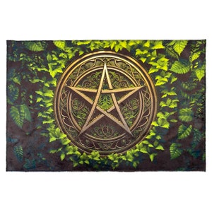 Puede incluir: Un pentagrama dorado con detalles intrincados está rodeado de hojas verdes sobre un fondo marrón oscuro.