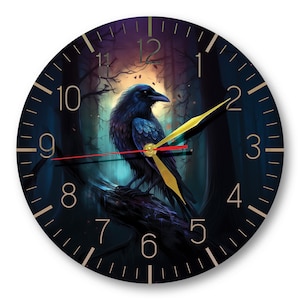 Könnte beinhalten: Eine schwarze Rabenuhr mit goldenen Zahlen und Zeigern. Der Rabe sitzt auf einem Ast in einer dunklen Waldkulisse.