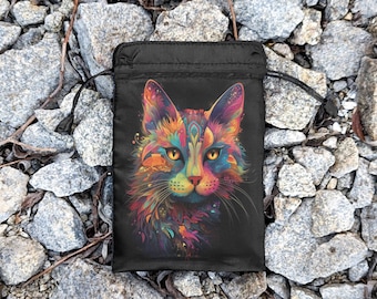 Puede incluir: Una bolsa de cordón negro con una ilustración de gato colorida. El gato tiene un diseño abstracto y vibrante con tonos de rosa, azul, verde, naranja y amarillo.