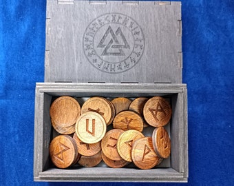 Drewniany zestaw runiczny z pudełkiem Valknut | Zestaw run Futhark Elder