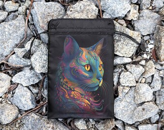Puede incluir: Una bolsa de cordón negro con un diseño de gato colorido. El gato tiene un patrón psicodélico con remolinos de azul, verde, amarillo y morado.