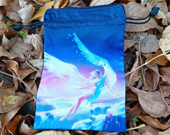 Puede incluir: Una bolsa de cordón negro con un diseño azul y morado que presenta una figura alada con un halo. La bolsa está hecha de una tela suave y sedosa y tiene un cierre de cordón.