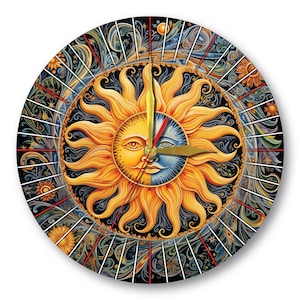 Pode incluir: Um relógio redondo com um design de sol e lua. O sol é amarelo e laranja com um rosto humano. A lua é azul e branca. O mostrador do relógio é rodeado por um design floral preto e dourado.
