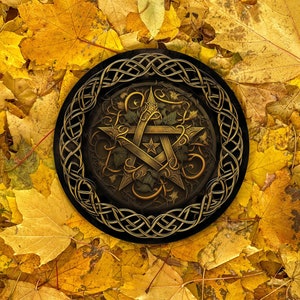 Puede incluir: Un pentáculo dorado con un borde de nudo celta, rodeado de hojas de otoño. El pentáculo es una estrella de cinco puntas, símbolo de protección y magia.