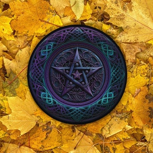 Pode incluir: Um pentagrama roxo e azul com detalhes intrincados, rodeado por um desenho de nó celta, sobre um fundo de folhas de outono amarelas.