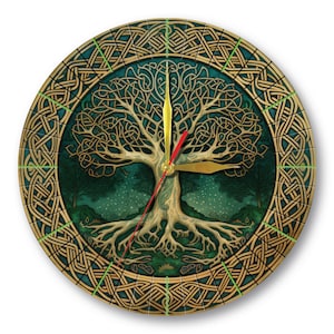 Puede incluir: Un reloj de madera redondo con un borde de diseño de nudo celta. La esfera del reloj presenta un árbol de la vida verde y dorado con intrincadas ramas y raíces. Las manecillas del reloj son doradas y rojas.