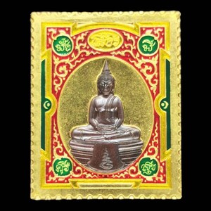 Peut inclure: Une image encadrée dorée d'une statue de Bouddha brune assise en position de méditation. Le cadre présente des motifs rouges et verts complexes et le texte "ชย" est visible dans les coins.