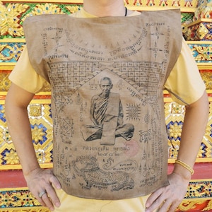Luang Pho Derm Talismanskjorta: Wat Nong Pho, 1939 (47 x 56 cm)