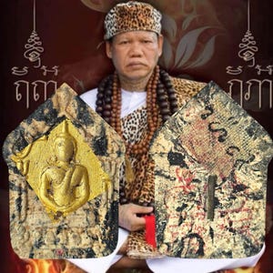 Può includere: Due amuleti ornati a forma di casa. Uno presenta una figura di Buddha dorata su sfondo dorato. L'altro presenta segni rossi e neri. Gli amuleti sono tenuti davanti a una persona che indossa un cappello e uno scialle leopardati.