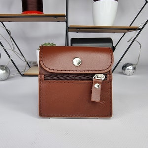 Cartera de piel brillante con botones "Mini"