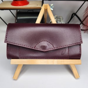 Cartera de piel brillante con imán "Sobre"