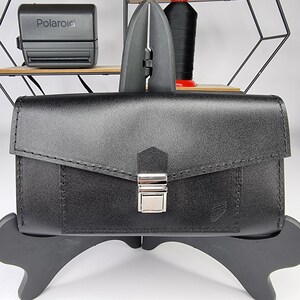 Cartera de cuero brillante en la cerradura "Sobre"