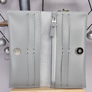 Cartera de piel brillante con imán "London"