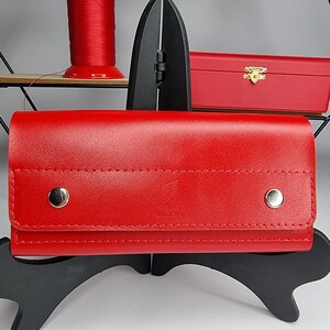 Cartera de piel brillante con botones "Jordjia"