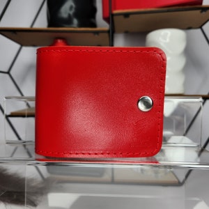 Cartera de piel brillante con botones "Ostin"