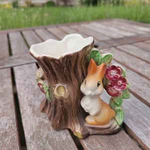 Atesorado jarrón vintage de la década de 1960 con forma de tronco de árbol y conejo de Hornsea Fauna Royal (ligero daño)