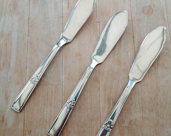 Beautiful, 1950's, vintage, Walker & Hall Silver plated set of 3 small fish knives - Atlantic pattern