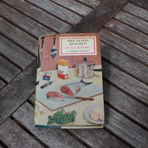 Authentique livre de recettes The Scots Kitchen Its Lore & Recipes Vintage des années 1960 par F Marian McNeill - immac cond