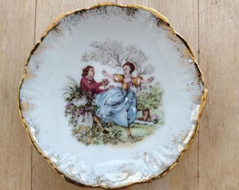 Plato de porcelana Limoges vintage – Pareja francesa cortejando, detalle dorado