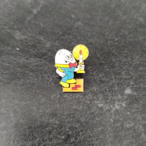 Character vintage 1970&#39;s Humpty Dumpty enamel pin badge - immaculate condition