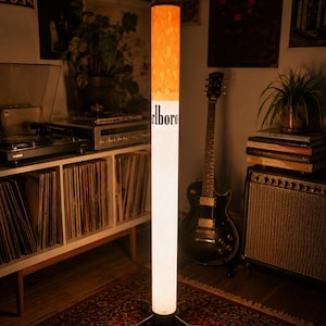Cafélamp - Iconische sigarettenlamp als LED-staande lamp - Retro decoratie voor oude gebouwen, muziekkamers en lofts