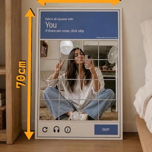 Peut inclure: Un miroir mural rectangulaire avec une grille superposée imitant une interface captcha numérique. Le cadre affiche le texte 'Select all squares with You', 'If there are none, click skip' et un bouton 'SKIP'. Il mesure 45 cm sur 70 cm.